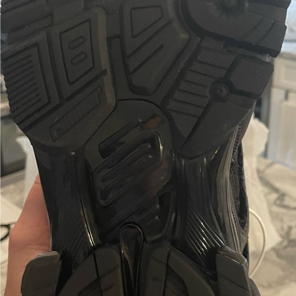 Brand New BALENCIAGA Runners never been worn. Comes with bag and extra laces. - Picture 8 of 8